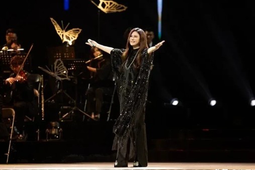 汣顷体育说:江蕙参加了台湾的双十晚会,这位在台湾歌坛有着举足轻重地位的歌手,最近在双十晚会上亮相,为赖清德献唱。这一举动立刻引发了广泛的讨论,尤其是关于她未来能否继续在大陆举办演唱会的问题。对于许多艺人来说,大陆市场是不可忽视的重要舞台,但这次活动可能给江蕙的演艺事业带来不小的变数。
艺术和政治常常交织在一起,特别是在涉及两岸关系时更为敏感。江蕙参加这样的活动,虽然只是表演,但背后却可能被解读为某...