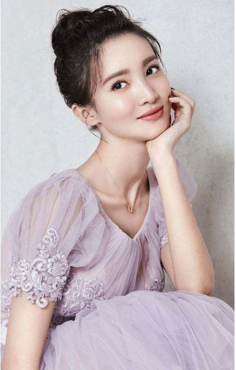 金晨恋爱实锤，在车内和恋人亲吻，金晨已否认