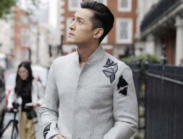 胡歌跟着吴京拍戏, 如今模样变得难以认出, 网友直呼辣眼睛!