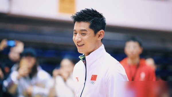 勇敢的饭团:金晨真的是进阶版的海后
2011年,在《舞动奇迹》里和大10岁的香港演员黎诺懿擦出火花,正牌男友刘飞麟吃醋到脚趾抠地。
2015年,《无心法师》爆火后,戏里金晨叫韩东君老头,戏外两人牵手庆生,剧播完两人微博互相取关。
在《花样姐姐》里,金晨和小7岁的曾舜晞泳池边贴耳说悄悄话,逛街搂腰比心,被狗仔拍到凌晨吃火锅。
2018年,邓伦和金晨被拍到一起穿情侣装,住同家酒店,还写晨书暗戳...