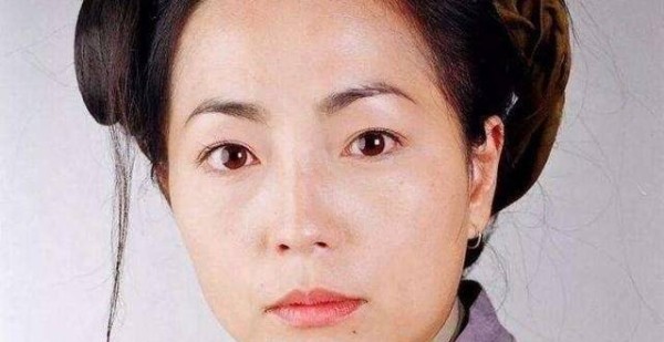 59岁苑琼丹定居深圳！住1800万洋房笑容满面，曾扮演“石榴姐”