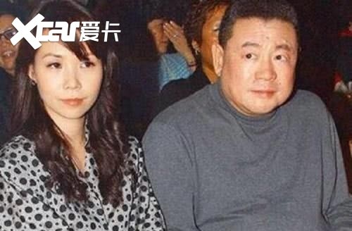他是女明星“收割机”,一条裤子20万,买豪车却只坐大面包