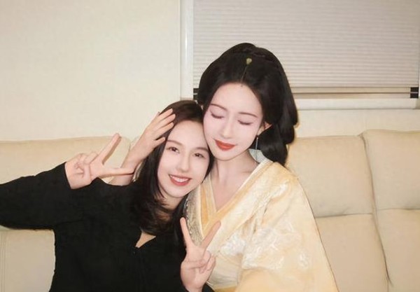 陈都灵探班孟子义肩贴肩，默契比心笑翻全网，谁说娱乐圈无真情？