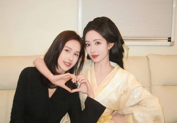 陈都灵探班孟子义肩贴肩，默契比心笑翻全网，谁说娱乐圈无真情？