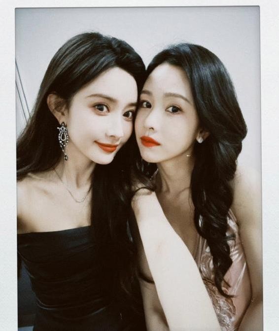 陈都灵探班孟子义肩贴肩，默契比心笑翻全网，谁说娱乐圈无真情？