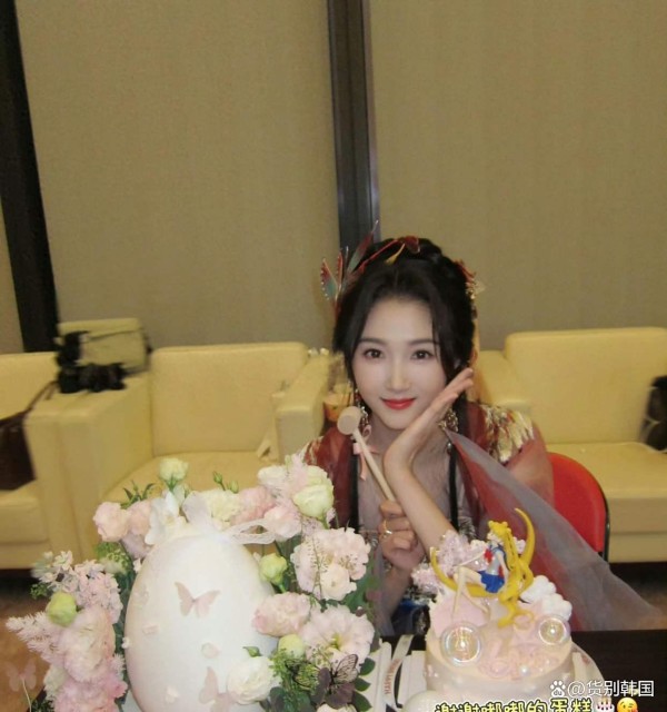 陈都灵送关晓彤粉色围巾，荧幕闺蜜变现实真友谊，网友直呼神仙友情