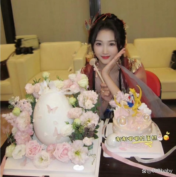 哇塞！关晓彤陈都灵十年闺蜜，生日蛋糕“糖分”超标啦