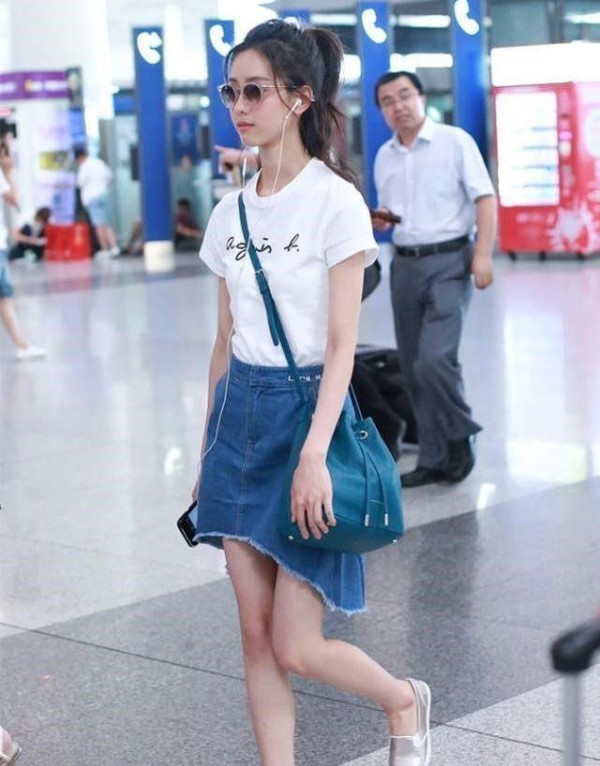 陈都灵机场现身，甜美干净很清新 网友：是不是她说自己不进娱乐