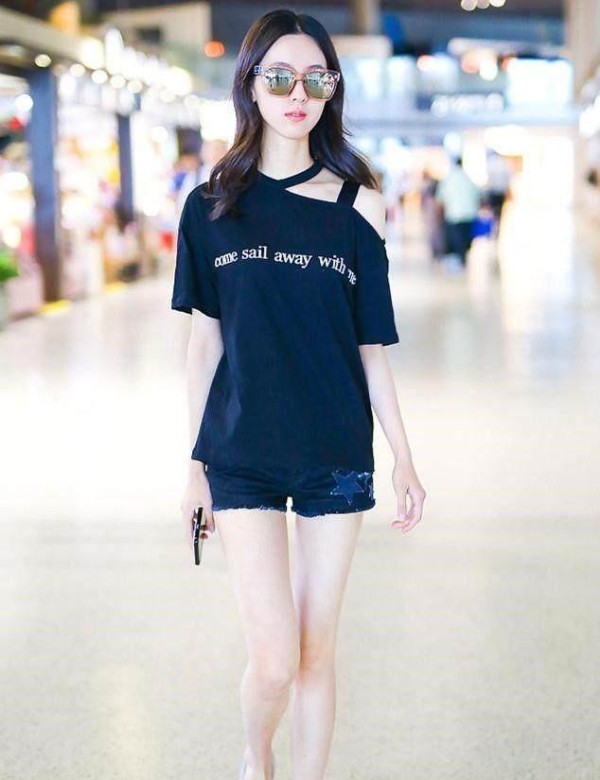 陈都灵机场现身，甜美干净很清新 网友：是不是她说自己不进娱乐