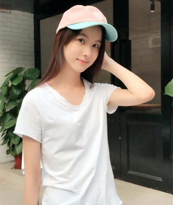 陈都灵机场现身，甜美干净很清新 网友：是不是她说自己不进娱乐