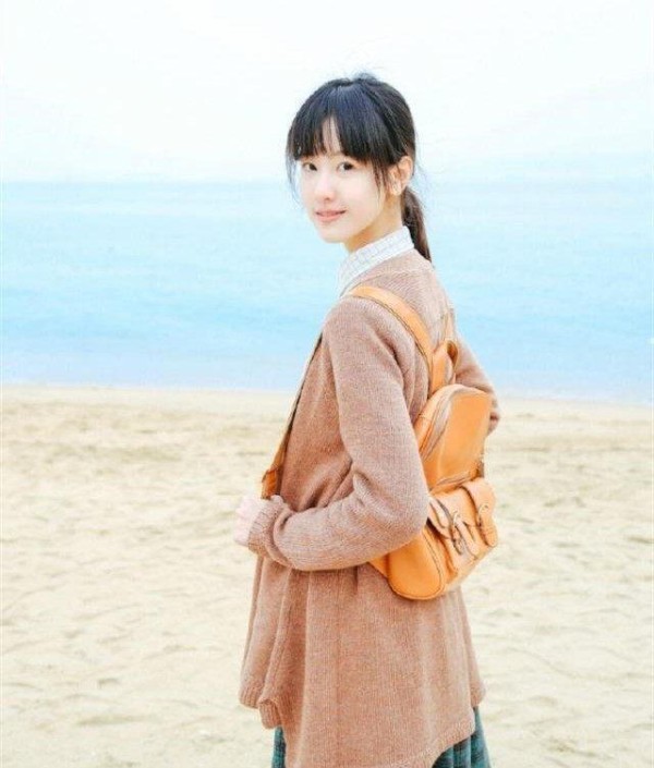 陈都灵机场现身，甜美干净很清新 网友：是不是她说自己不进娱乐