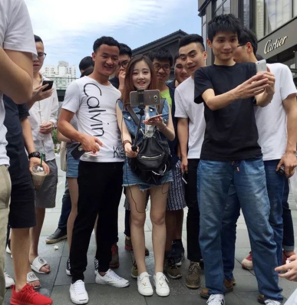 “该追星追星”,明星如何在疫情下云营业?