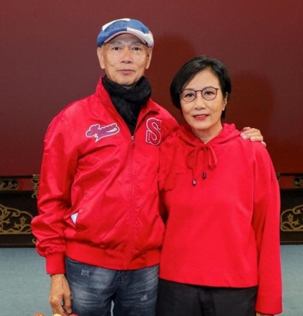 汪明荃裸捐上亿遭罗家英反对 两人AA生活引发猜测