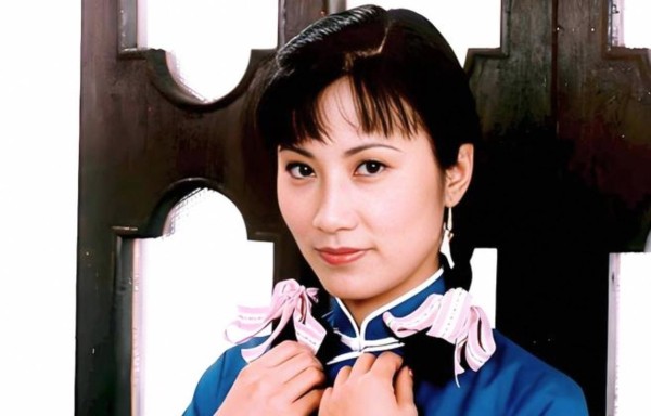 汪明荃深情祝福罗家英生日快乐，多张合照真情流露，网友感叹情谊不减反增，暖心互动引发热议