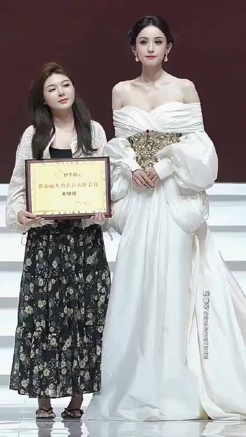 我相信左边已经是生活里的美女了,但娜扎直接美成神仙了….