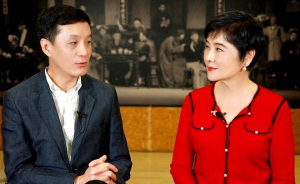 冯远征带大8岁媳妇参加聚会,朋友说:别带你媳妇出来了