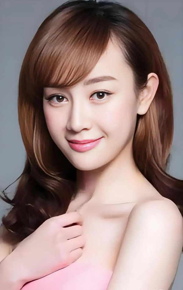 忠诚：张檬的4次感情：
第一次：陈浩民，55岁，香港人，身高176cm，演员、歌手，毕业于香港岭南大学
2006年拍摄《幸福来敲门》时，18岁的张檬与大19岁的陈浩民因戏生情。热恋期两人曾辗转多地只为短暂见面，但这段关系被曝存在“双线操作”——陈浩民同期被指与TVB花旦佘诗曼保持暧昧。2010年分手后，陈浩民次年便与现任妻子结婚，张檬公开送上祝福。
第二次：陈月末，原名陈奕丞，41岁，北京人，身高...