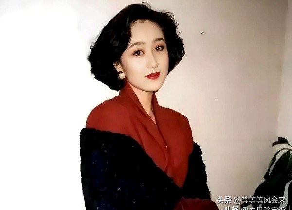 等等等风会来：当年香港娱乐圈的瓜真是越传越离谱，连首富李嘉诚都逃不过桃色绯闻的魔爪。

坊间一度疯传他包养了利智和李嘉欣两大女星，甚至编排出“情妇逼死原配”的狗血剧情。

可咱们仔细扒一扒时间线，就会发现这剧本漏洞百出到笑死人。

先说李嘉欣这朵人间富贵花，88年顶着“最美港姐”光环横空出世后，明明跟刘銮雄打得火热。

大刘又是送房又是登报示爱，那叫一个轰轰烈烈。

倒是某些八卦周刊硬要把她和李超...