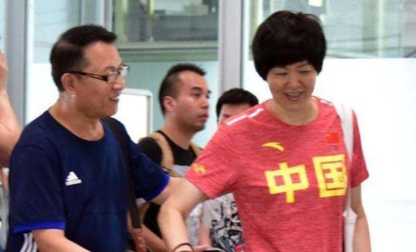 郎平也害羞！和王育成表明关系前有顾虑，姐姐出面成就完美夫妻