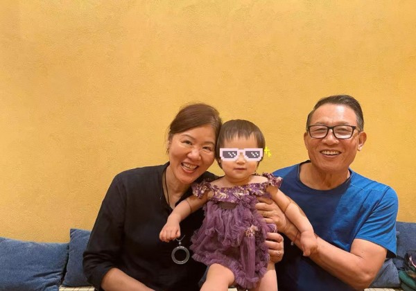 郎平夫妇抱着惠若琪的女儿！师徒情深，郎平和惠若琪曾共创造辉煌