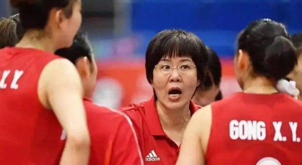 女排呼唤郎平救场,三度归队传言发酵,罕见英文回应引发热议