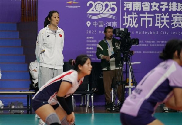 星光灿烂!郎平朱婷同框现身豫排联赛