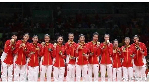 郎平朱婷母校同框,师徒温情再现,网友热议专访