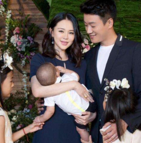 他出道20年零绯闻,28岁娶了女老师,今连生3胎成人生赢家!