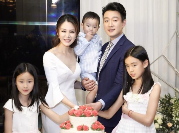 他出道20年零绯闻,28岁娶了女老师,今连生3胎成人生赢家!