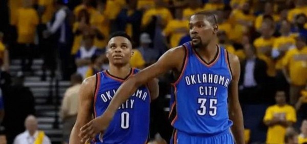 威少和杜兰特的交情远比表面上亲密很多,杜兰特母亲见到威少时直接喊出亲昵称呼,显示出他们之间深厚的感情基础