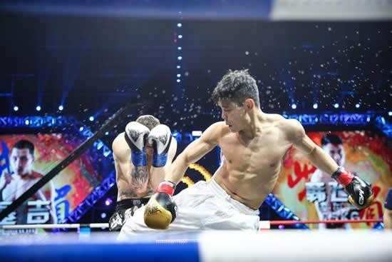 太极韩飞龙神话再次破灭, 惨遭二流泰拳手顶膝险些被KO出局