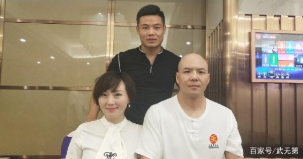 不用怀疑了，韩飞龙跟太极拳有关系，他身后是王战军太极的旗帜