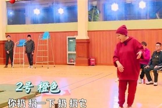 吴尊下厨蒸大闸蟹,众人吃得津津有味,向太向佐为何一口不吃?(图1)