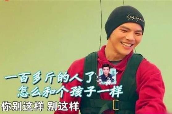 吴尊下厨蒸大闸蟹,众人吃得津津有味,向太向佐为何一口不吃?(图2)