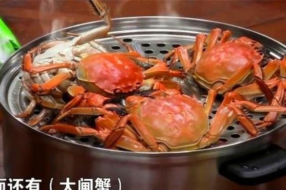 吴尊下厨蒸大闸蟹,众人吃得津津有味,向太向佐为何一口不吃?(图3)