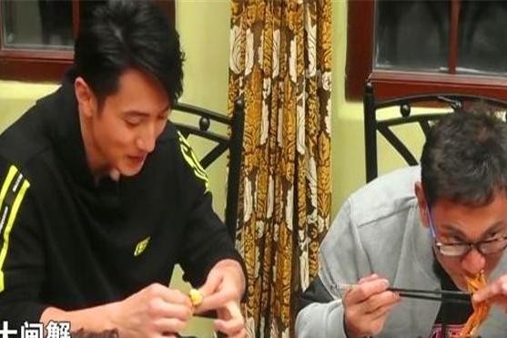 吴尊下厨蒸大闸蟹,众人吃得津津有味,向太向佐为何一口不吃?(图4)