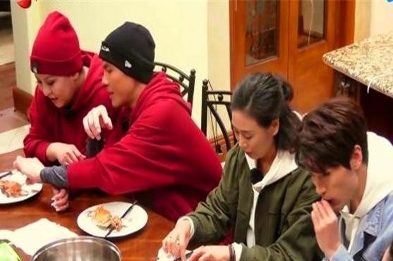 吴尊下厨蒸大闸蟹,众人吃得津津有味,向太向佐为何一口不吃?(图6)