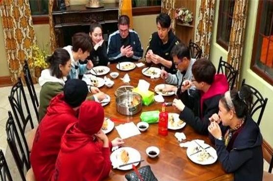 吴尊下厨蒸大闸蟹,众人吃得津津有味,向太向佐为何一口不吃?(图5)