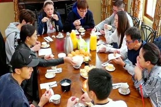 吴尊下厨蒸大闸蟹,众人吃得津津有味,向太向佐为何一口不吃?(图7)