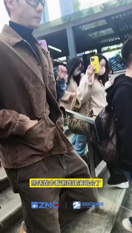 陈伟霆去看谢霆锋<a target=