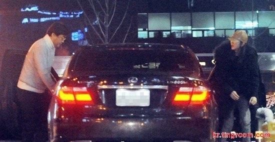 两人被目击乘同一辆车