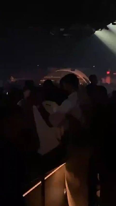 关系确实不错！美国网友晒出一段视频，保罗乔治现身夜店…