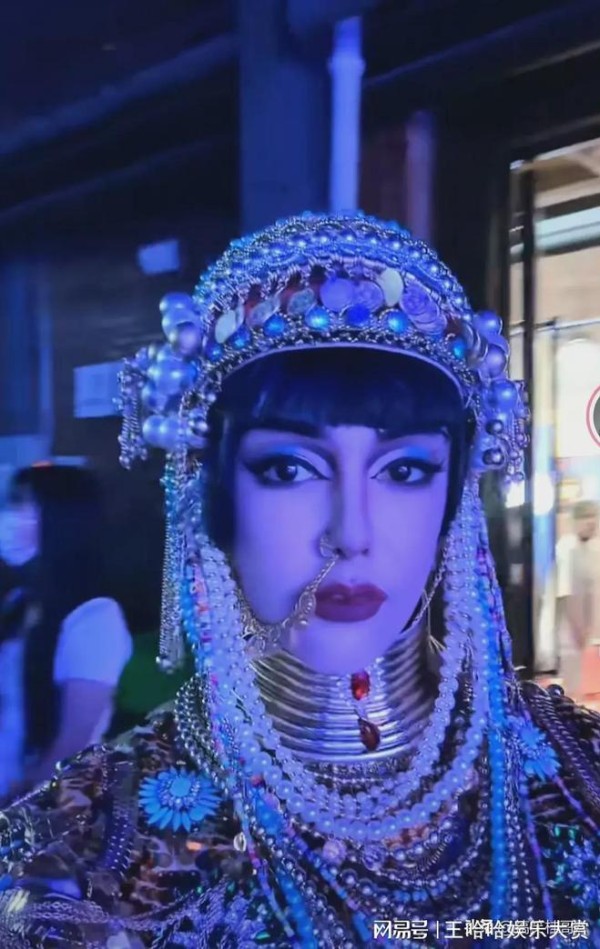 广第一网红泰蜜举办演唱会,请来了知名歌手许华升和覃进展等助阵