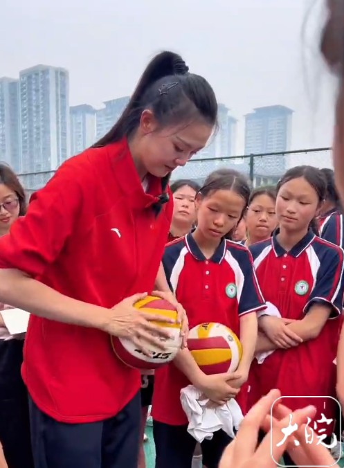 “有机会与张常宁同场打排球太激动了”!奥运冠军“组团”到颍上“支教”,手把手教孩子们打球击剑
