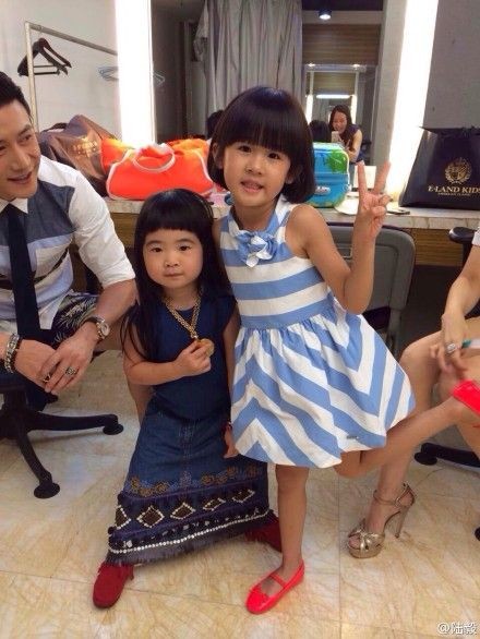 贝儿与姐姐Grace甜蜜合影