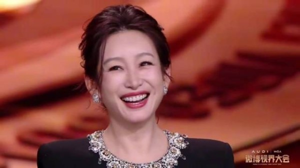 胡军获奖发言夸秦海璐,羞的海璐直接抢话筒:说你自己丨视界大会