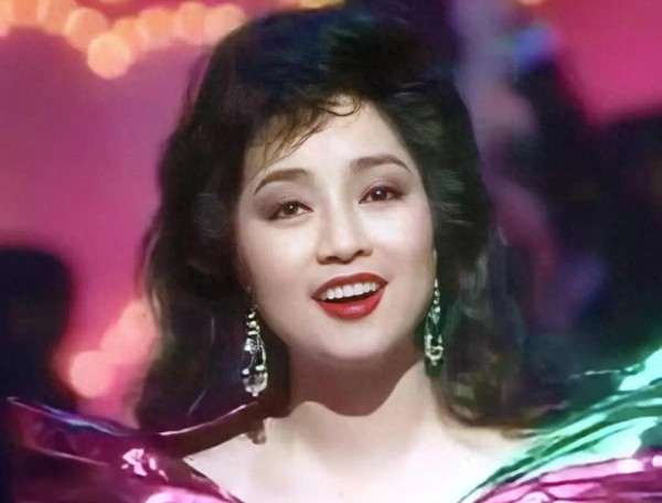 天王刘德华甘愿下跪,周润发扬言要养她,她竟硬刚何鸿枭!天后鼻祖传奇背后?