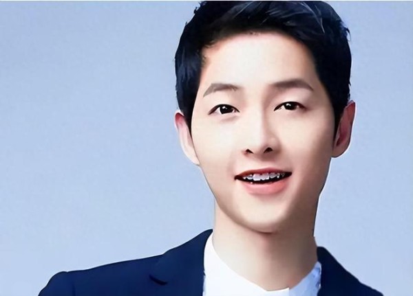 宋仲基一家四口遛弯!妻子打扮一下赛过明星,儿子皮肤白净好壮实