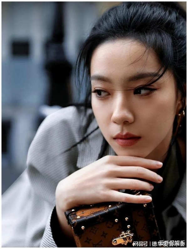 庄达菲巴黎秀场表现惊艳,对于她的未来值得我们去期待