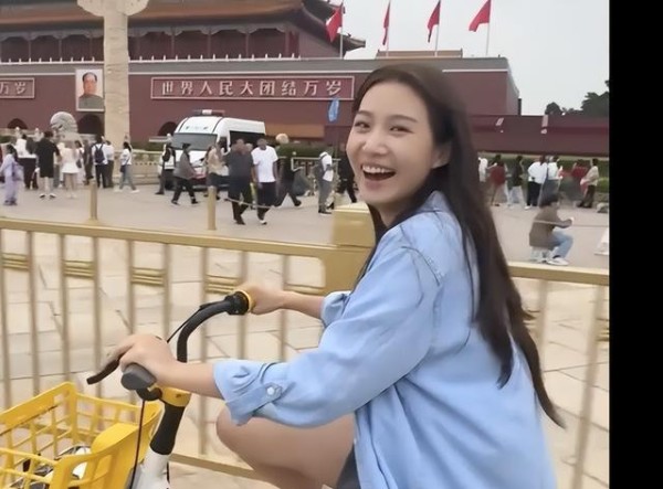 卢昱晓现身北京庆国庆，观升旗仪式感幸福满满，现场氛围庄重热烈